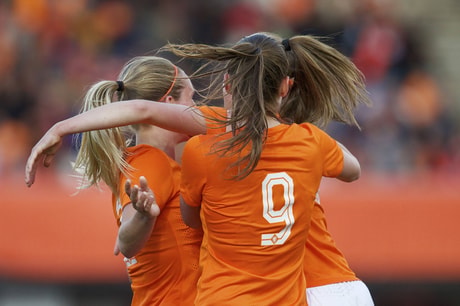 Jill Roord debuteerde op 18 oktober 2011 op veertienjarige leeftijd voor Oranje Onder 17.