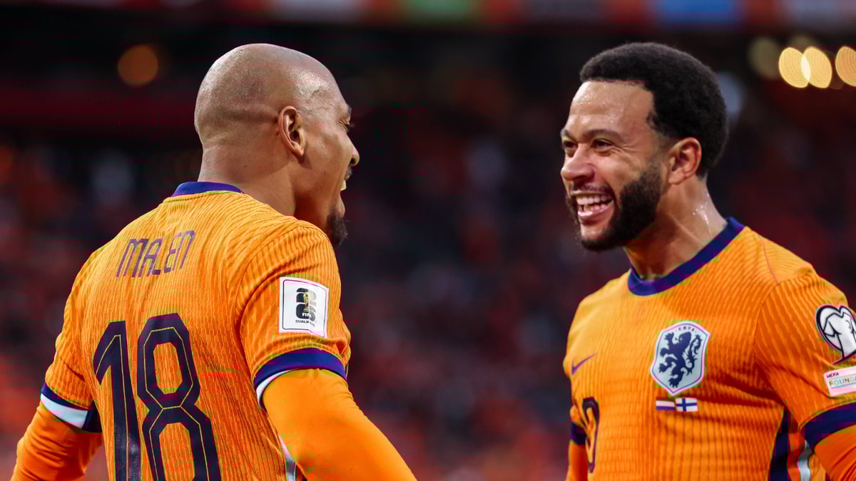 Donyell Malen viert een doelpunt met Memphis Depay