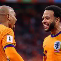 Donyell Malen viert een doelpunt met Memphis Depay