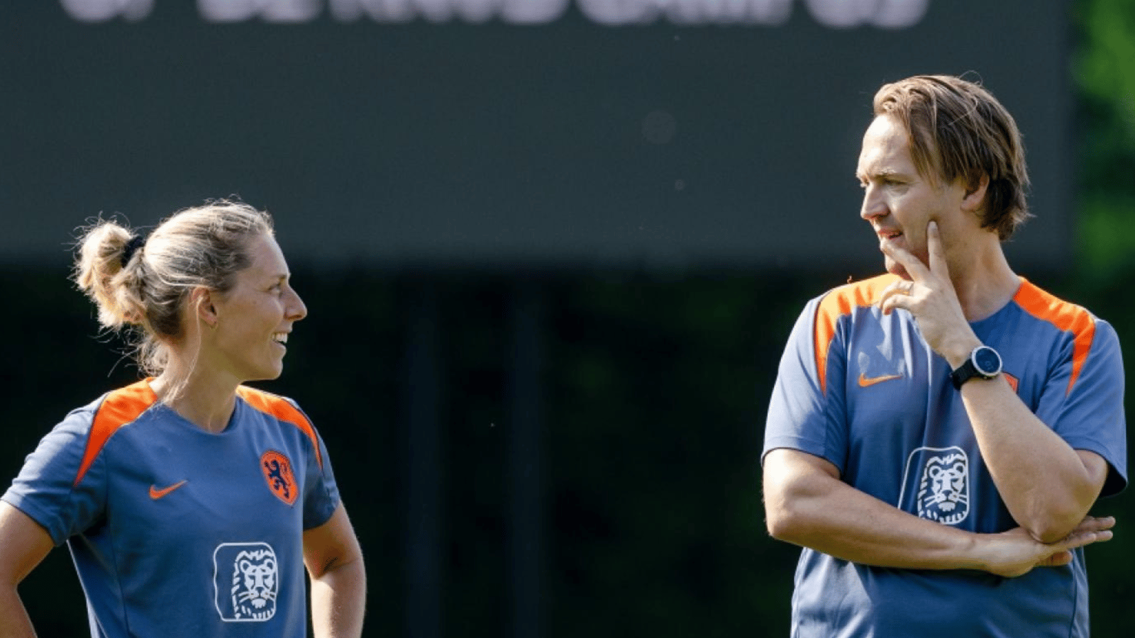 Arvid Smit en Janneke Bijl vertrekken naar de Engelse voetbalbond