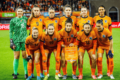 De opstelling van de Oranje Leeuwinnen tegen China