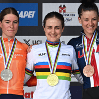 Demi Vollering heeft bij de WK wielrennen in Zürich net naast de wereldtitel tijdrijden gegrepen. 