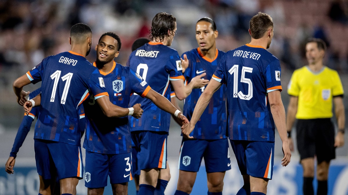 Het Nederlands elftal viert een doelpunt