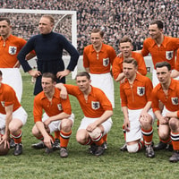 Het Nederlands elftal in 1935, met Puck van Heel onderin in het midden.