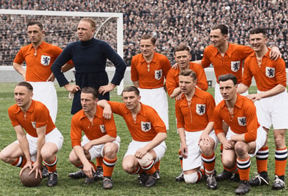 Het Nederlands elftal in 1935, met Puck van Heel onderin in het midden.