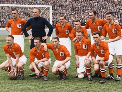 Het Nederlands elftal in 1935, met Puck van Heel onderin in het midden.
