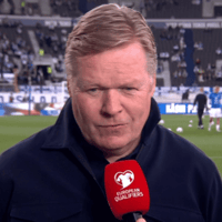 Ronald Koeman voor de camera van de NOS