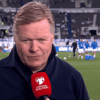 Ronald Koeman voor de camera van de NOS