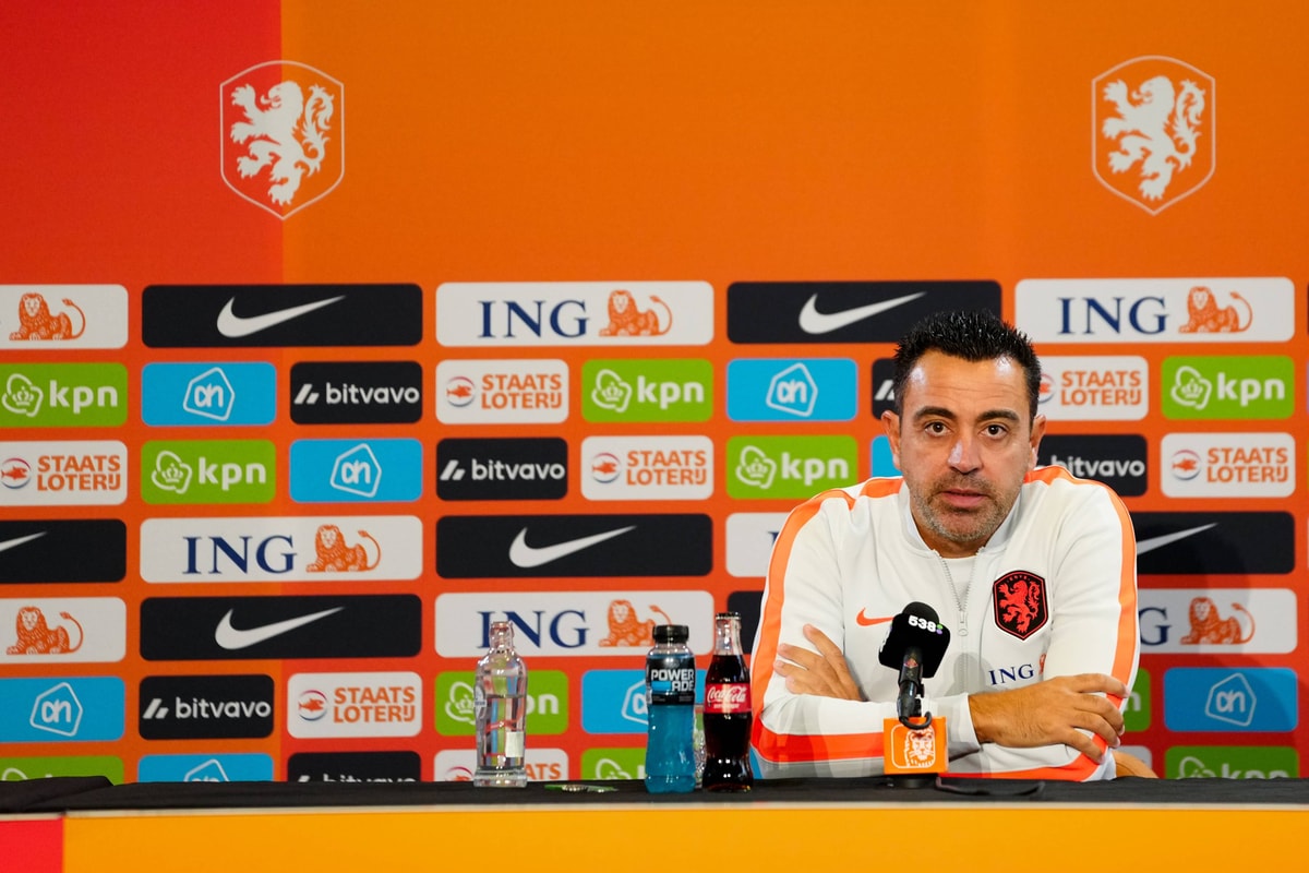 Xavi Hernández tijdens een persconferentie 