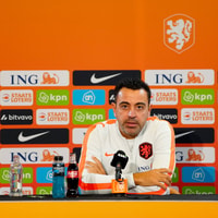 Xavi Hernández tijdens een persconferentie 