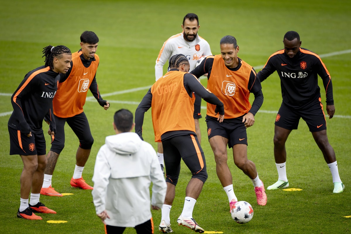 Het Nederlands elftal tijdens een training