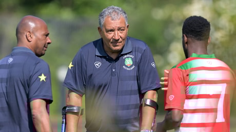 Henk ten Cate, bondscoach van Suriname