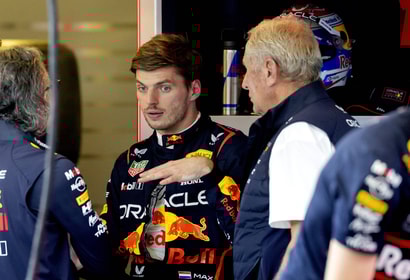 Max Verstappen in gesprek met Mekies en Marko