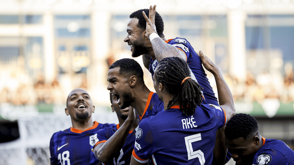 Het Nederlands elftal viert een doelpunt