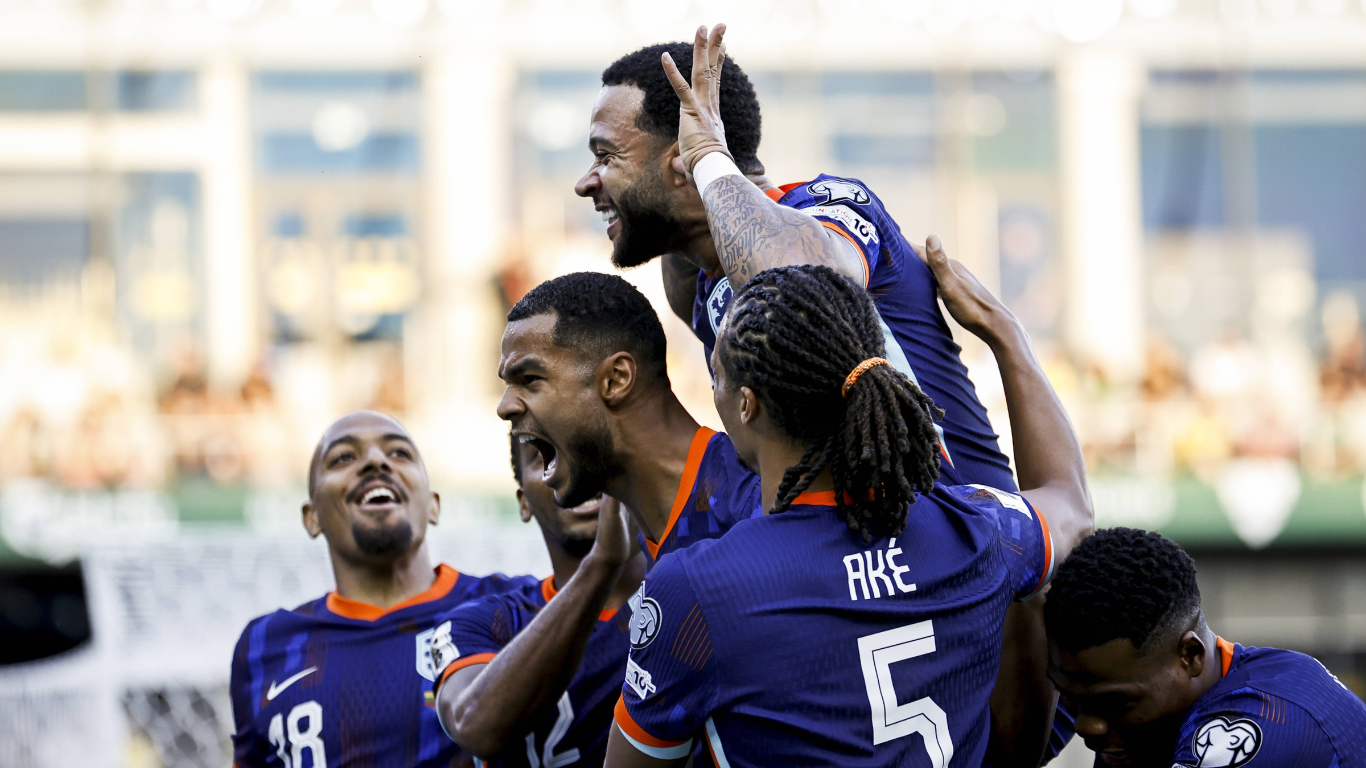 Het Nederlands elftal viert een doelpunt