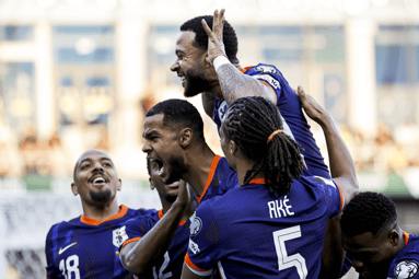 Het Nederlands elftal viert een doelpunt