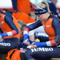 Jutta Leerdam maakt zich klaar voor een wedstrijd.