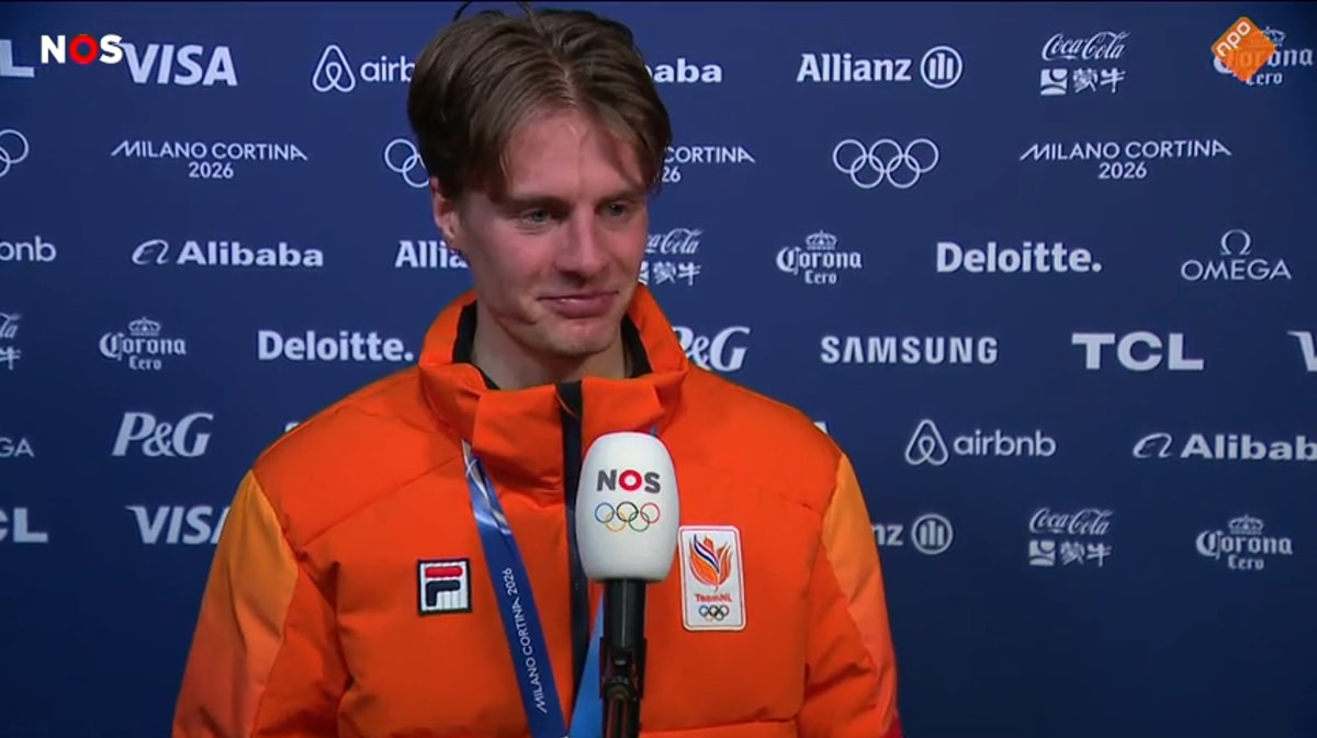 Jens van 't Wout voor de camera van de NOS