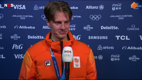 Jens van 't Wout voor de camera van de NOS