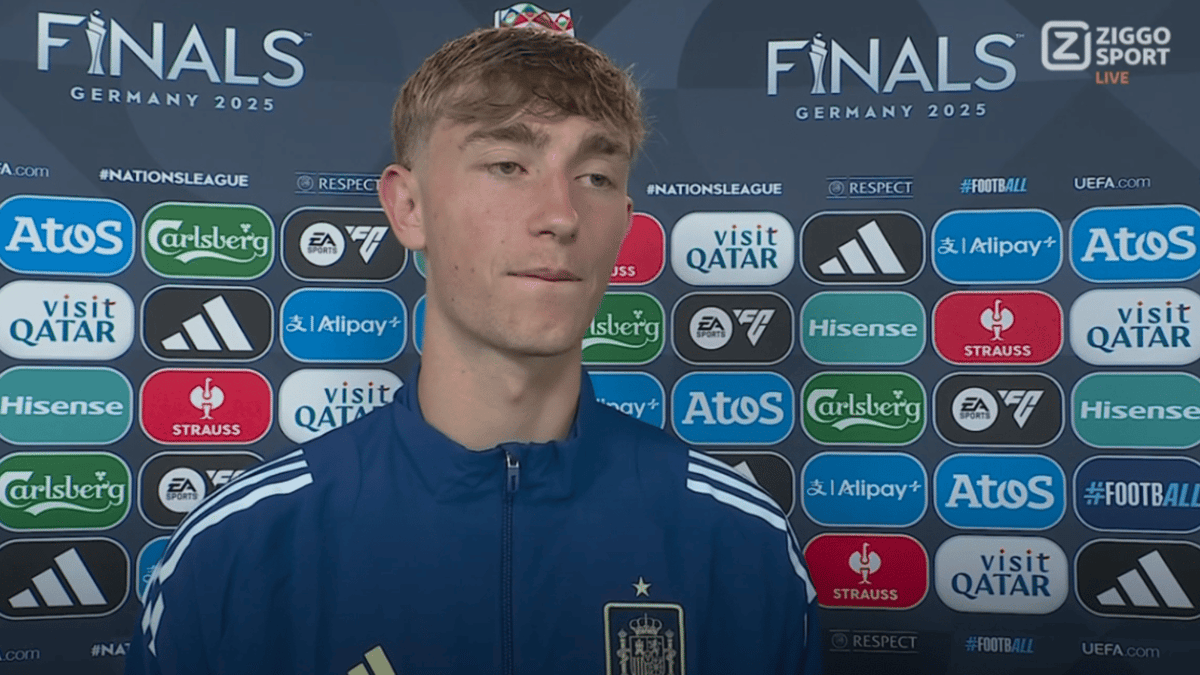 Dean Huijsen voor de camera van Ziggo Sport