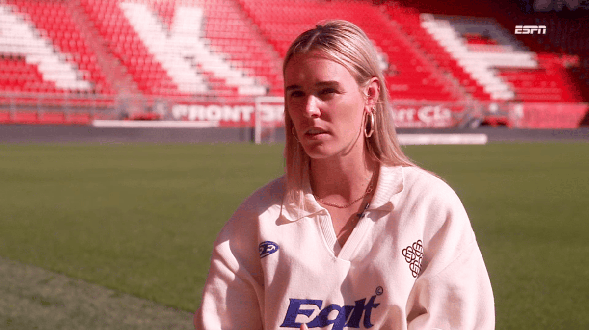 Jill Roord voor de camera van ESPN