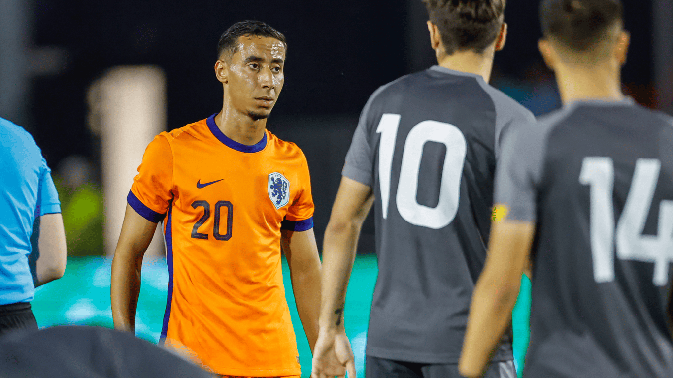 Anass Salah-Eddine in actie bij Jong Oranje