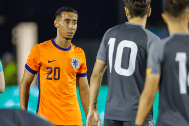 Anass Salah-Eddine in actie bij Jong Oranje