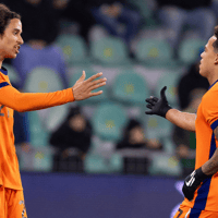 Gjivai Zechiel (links) en Myron Van Brederode bij Jong Oranje