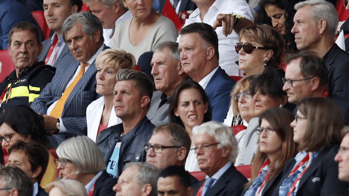 Vera Pauw (links in het wit) naast Louis van Gaal