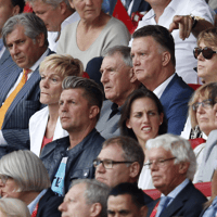 Vera Pauw (links in het wit) naast Louis van Gaal
