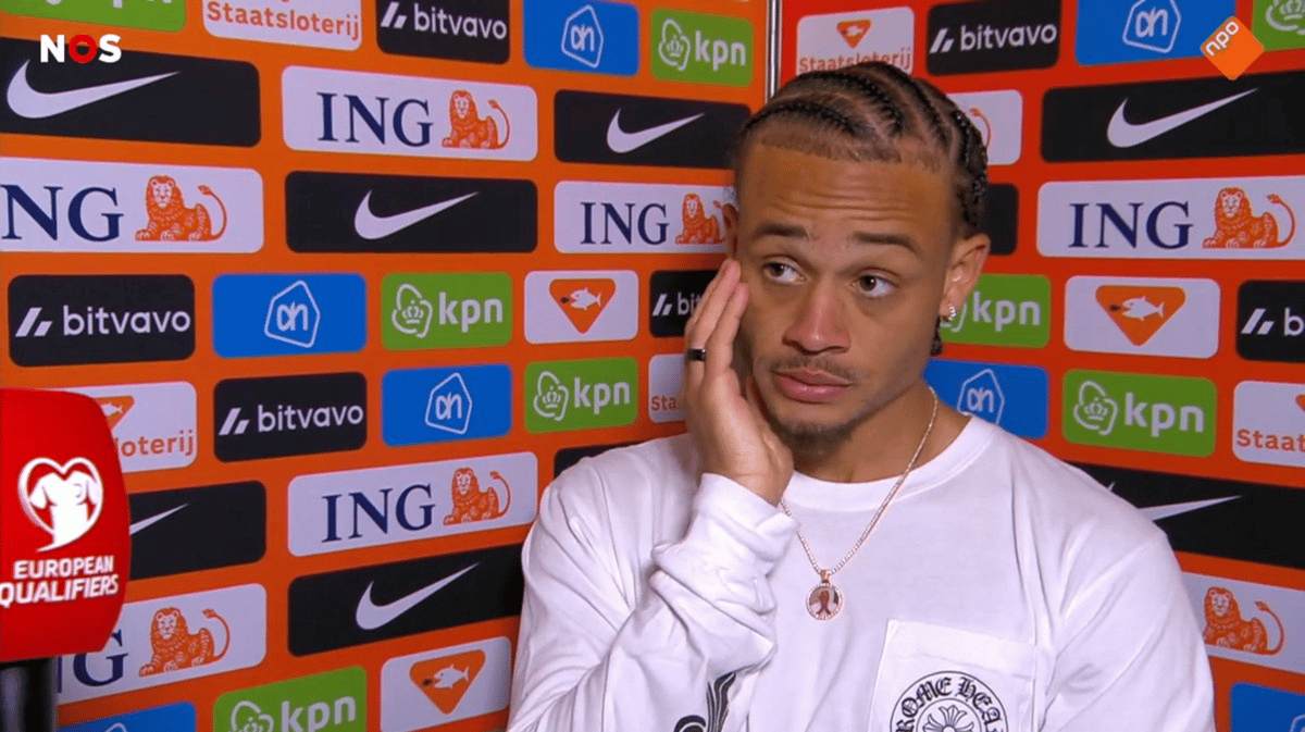 Xavi Simons voor de camera van de NOS