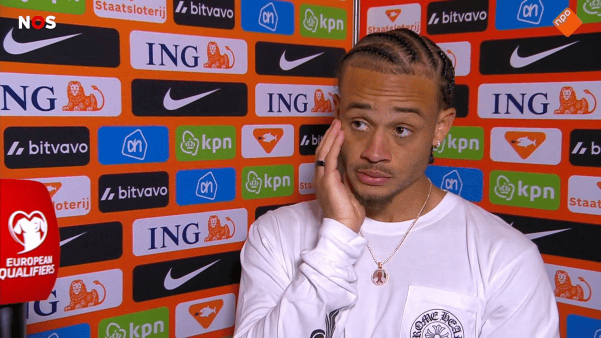 Xavi Simons voor de camera van de NOS