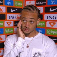 Xavi Simons voor de camera van de NOS