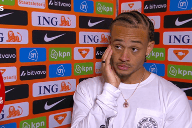Xavi Simons voor de camera van de NOS