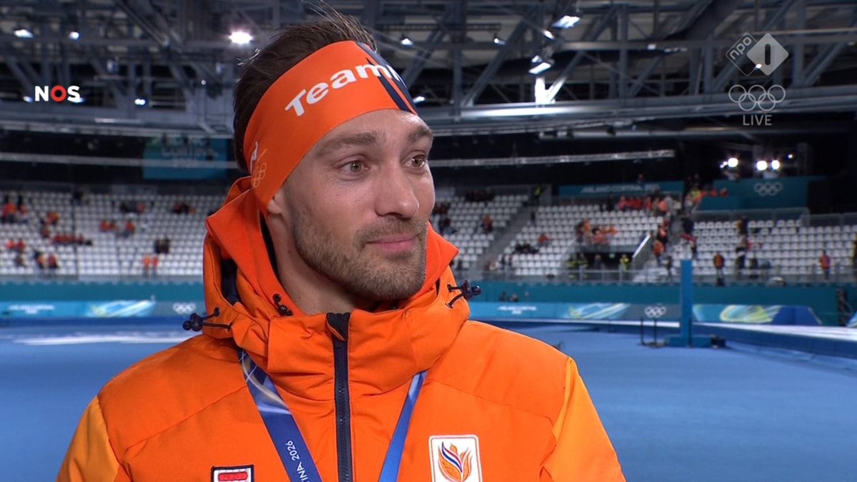 Kjeld Nuis voor de camera van de NOS