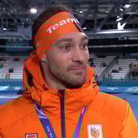 Kjeld Nuis voor de camera van de NOS