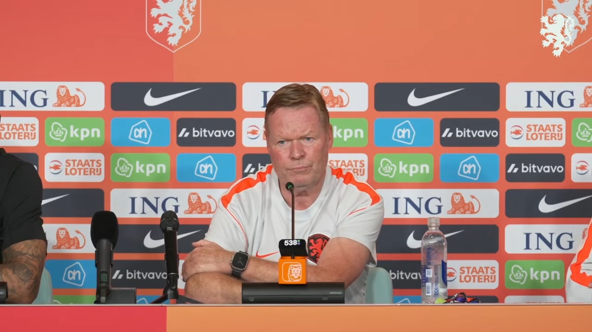 Ronald Koeman tijdens een persconferentie van het Nederlands elftal