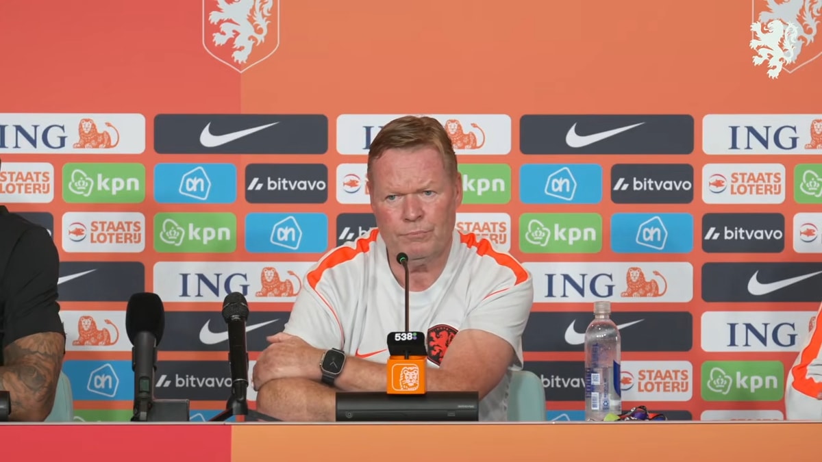 Ronald Koeman tijdens een persconferentie van het Nederlands elftal