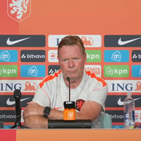 Ronald Koeman tijdens een persconferentie van het Nederlands elftal