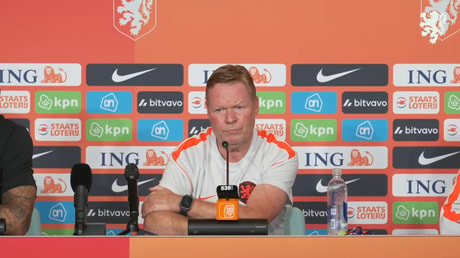 Ronald Koeman tijdens een persconferentie van het Nederlands elftal