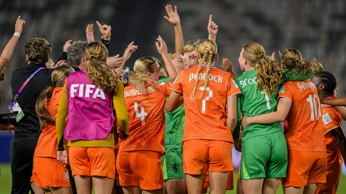 Oranje O17 viert een overwinning