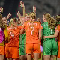 Oranje O17 viert een overwinning