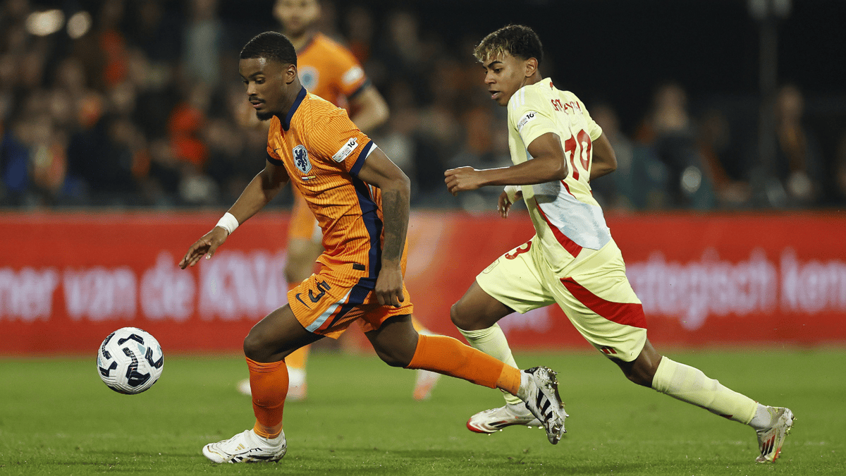 Jorrel Hato in gevecht om de bal met Lamine Yamal