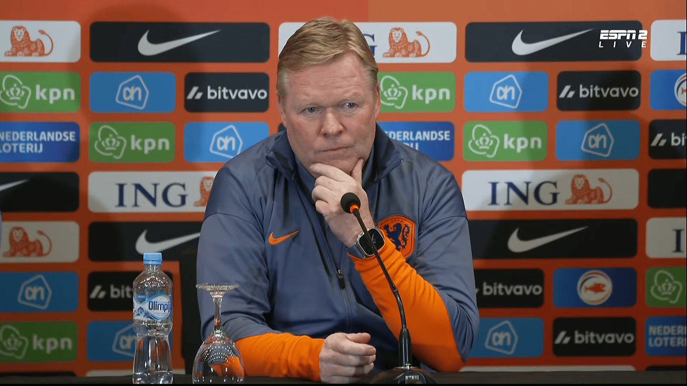 Bondscoach Ronald Koeman tijdens de persconferentie van Oranje