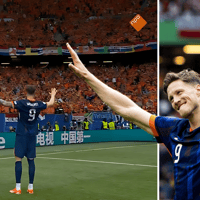 Wout Weghorst viert feest na de 1-2 zege van Nederland op Polen