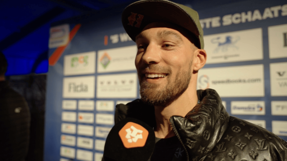 Kjeld Nuis voor de camera van Mee Met Oranje