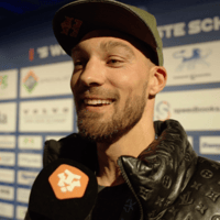 Kjeld Nuis voor de camera van Mee Met Oranje