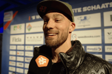 Kjeld Nuis voor de camera van Mee Met Oranje