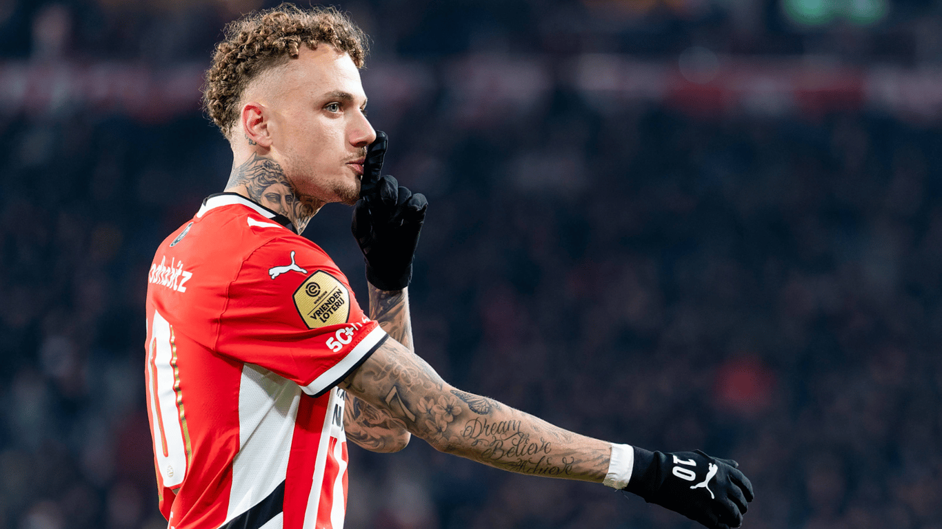 Noa Lang haalt uit naar de PSV-fans