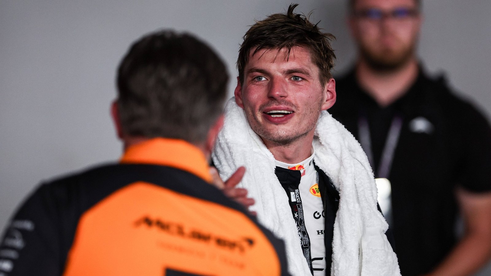 Max Verstappen deelt klap uit aan McLaren